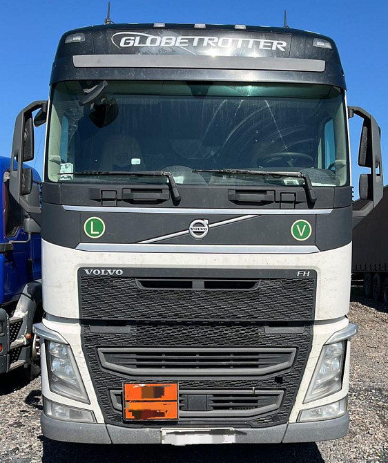 На Volvo FH4 ищу: жабо дворников, стойку зеркала левая в сборе, козырек солнцезащитный (на кабине ко  - photo 1