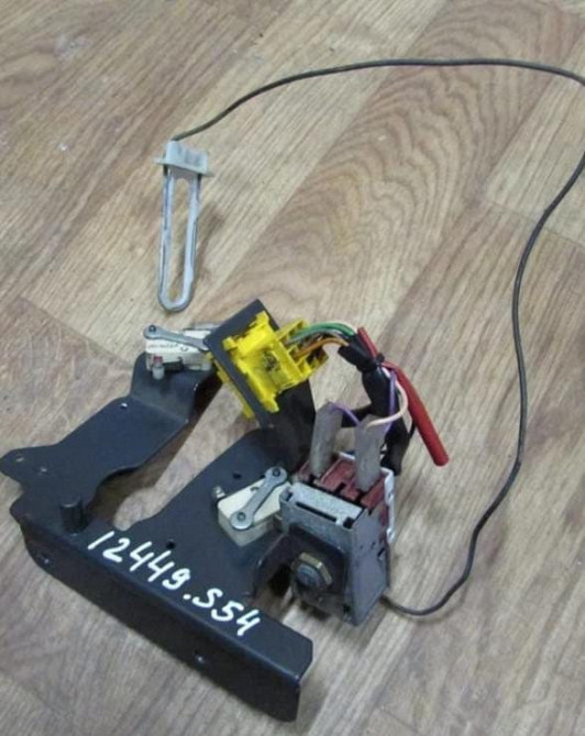 Нужен 1369286 датчик/термостат кондиционера Скания 4 (стоит рядом с печкой).  - photo 1