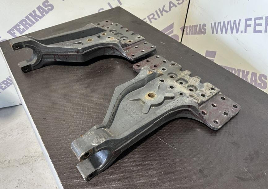 Ищу такие кронштейны Volvo 21211383 (нужны оба).  - photo 1