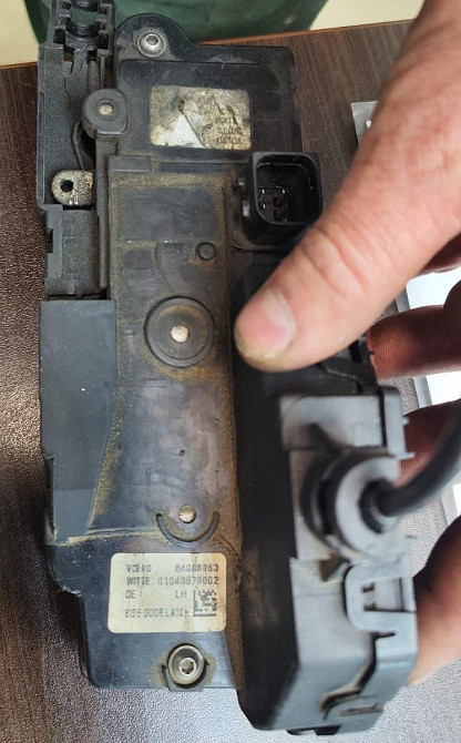 Ищем замок двери кабины Volvo FH4 84012028 84086963.  - photo 1