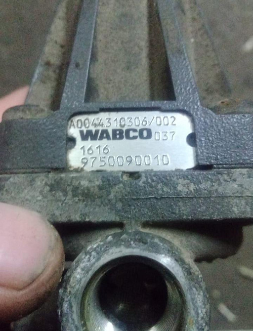 Нужен клапан перепускной системы AdBlue (мочевина) А0044310306 На Мерседес МП 3 евро 5 2016г.  - photo 1