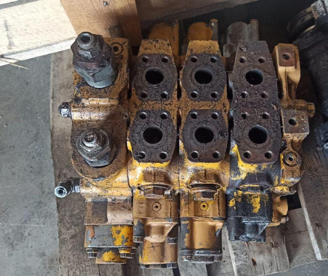Ищу распределитель на бульдозер CAT D9.  - photo 1