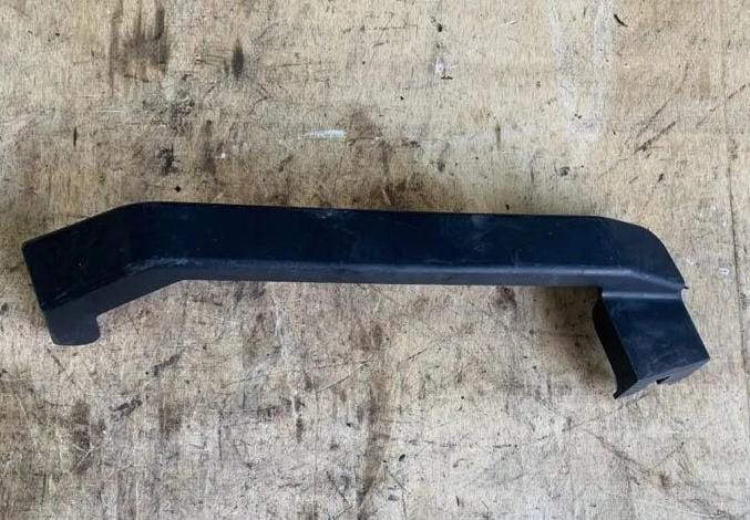 Ищу кронштейн на Мерседес мп4 (Правый) А9617930914. Безнал с ндс или без ндс, доставка до Питера. Вся Россия - изображение 1