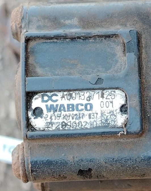 Нужен А0013271425 кран уровня пола главный на Мерседес Атего.  - photo 1