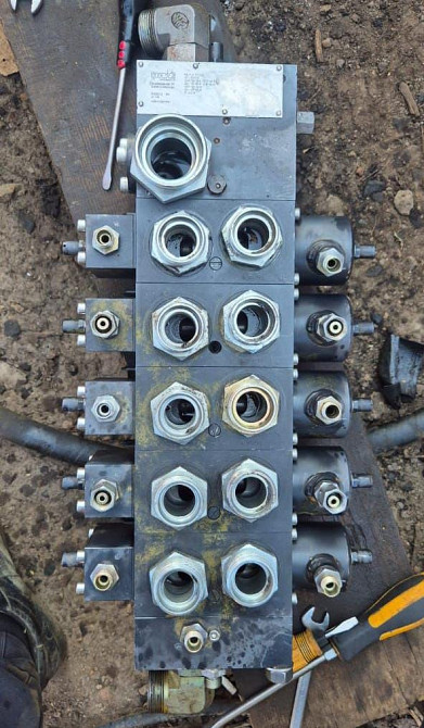 Нужен гидрораспределитель на трубоукладчик Шантуй SP70Y. Новый. Вся Россия - изображение 1