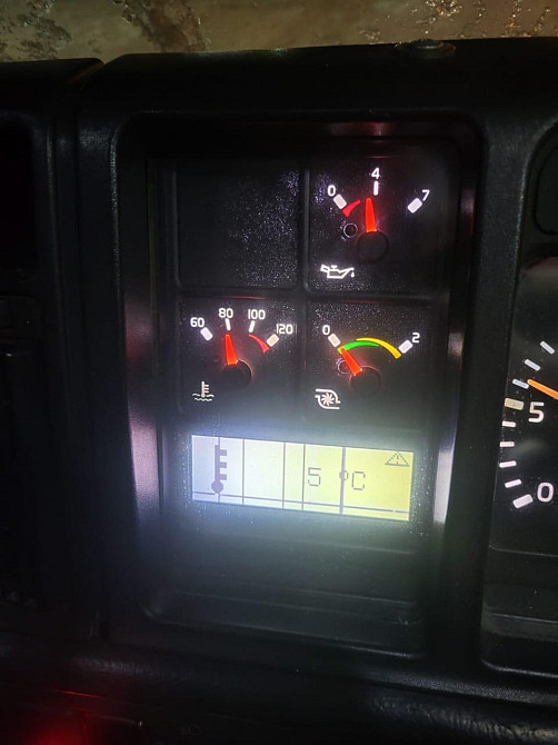 Нужна вот эта часть (левая сторона) щитка приборов на Вольво квадратик.  - photo 1