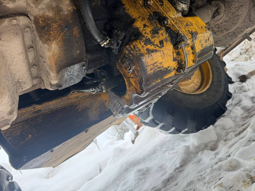 На John Deere 315 ищем вал привода кардана на передний мост.  - photo 1