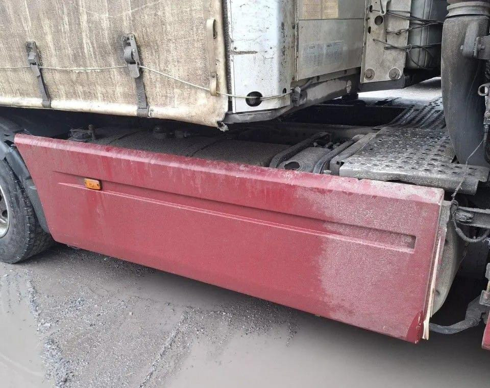 Нужен такой спойлер (только левая сторона) топливного бака Рено Магнум.  - photo 1