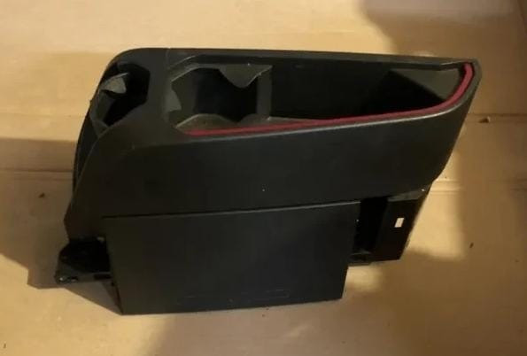 Нужна центральная секция торпеды с подстаканником 82213703 VOLVO. Вся Россия - изображение 1