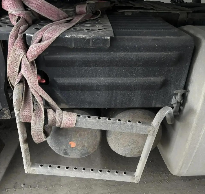 На Рено Премиум 2011 года DXi нужна лесенка (где акб). Желательно мск. Вся Россия - изображение 1