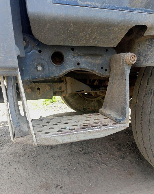 Ищу левую подножку на Мерседес мп3 самосвал.  - photo 1