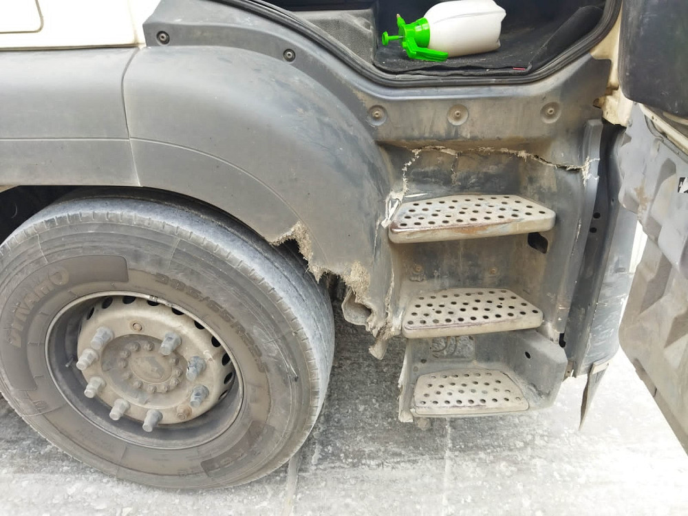 На МАН ТГС нужна правая подножка (корпус) -- 81615100760, 81615100872. Оригинал, б/у хороший.  - photo 1