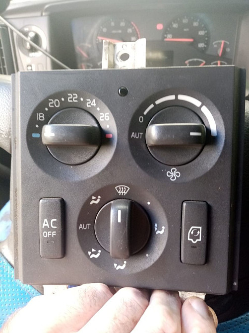 Ищу блок управления отопителем 21318121 Volvo.  - photo 1