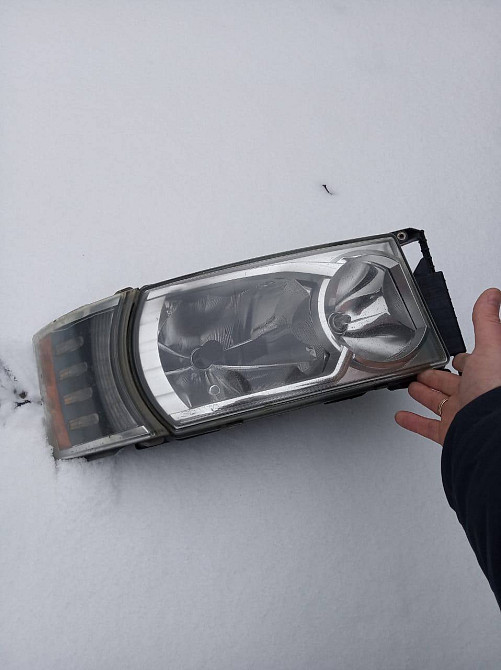 На Scania 5 серии ищу левую фару с проводкой.  - photo 1