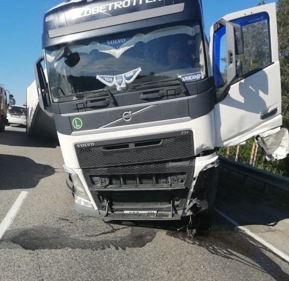 На VOLVO FH4 2017 года ( X9PRG20A0JW119720) нужны : нижняя часть двери (левая), подножка в сборе  - photo 1