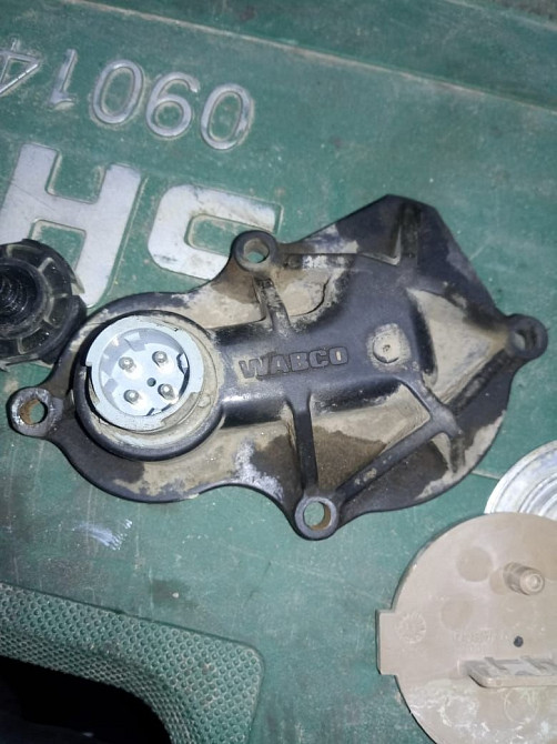 На прицеп Шмитц 2001г. ищу клапан EBS.  - photo 1