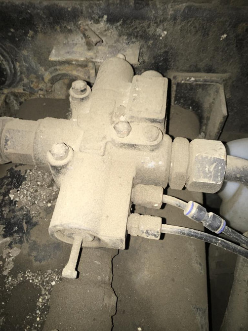 Нужен клапан насоса подъема кузова HOWO zz3327n3647w.  - photo 1