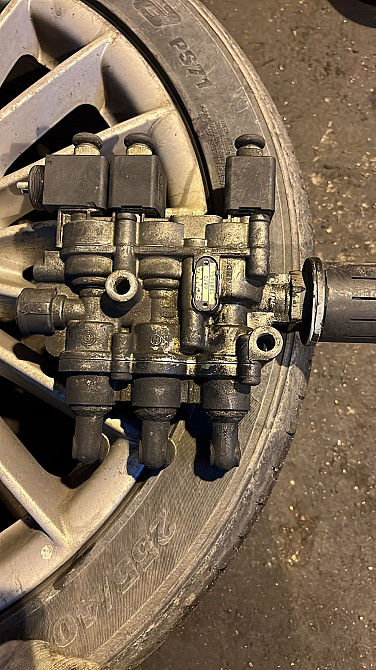 Куплю 1381454 кран уровня пола главный Scania.  - photo 1