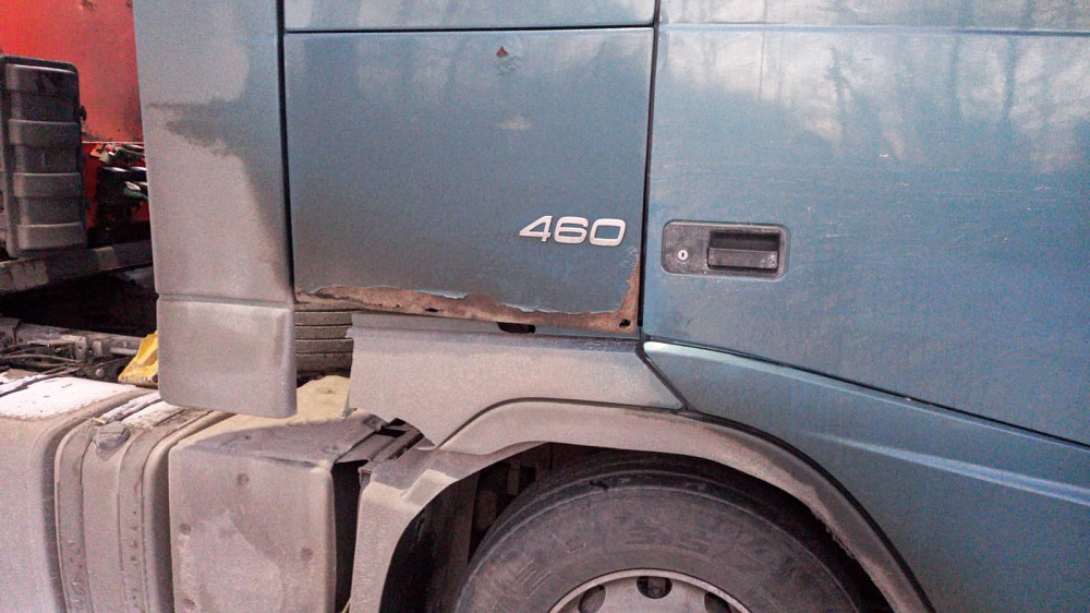 На Volvo FH12 ищу крышку инструментального ящика и удлинение кабины.  - photo 1