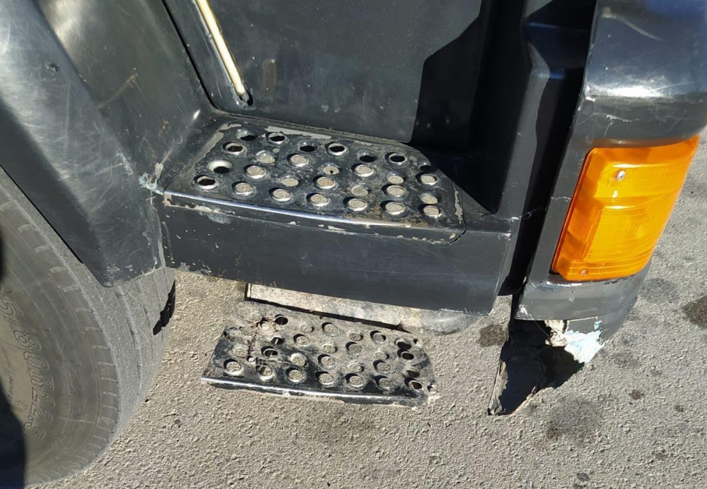 На МAN L2000 2000 года нужен правый нижний корпус подножки 85612100034.  - photo 1