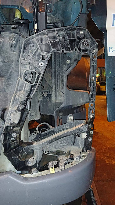 Нужен левый корпус фары на Вольво ФМ5 84274580.  - photo 1